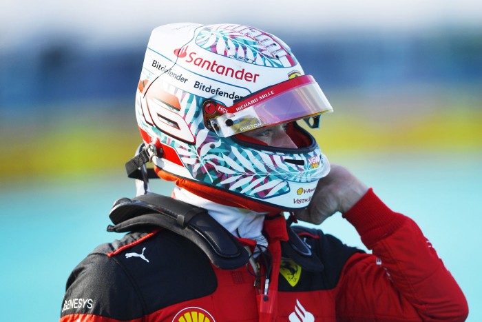 Strandlabdával a fején versenyez az F1-pilóta 1