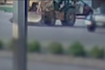 Úgy sietett, hogy még egy markolót is ellopott