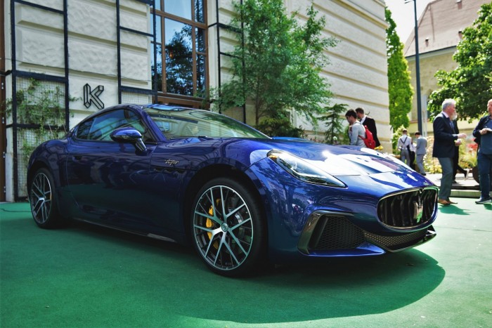 ¡100 millones de autos deportivos Maserati nuevos en Hungría!  20