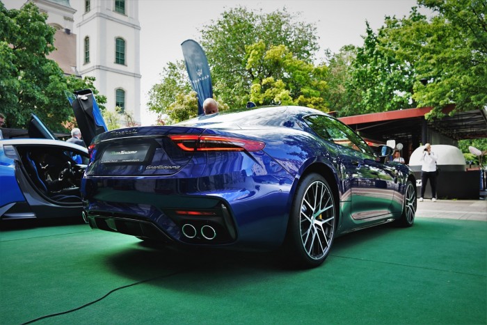 ¡100 millones de autos deportivos Maserati nuevos en Hungría!  22