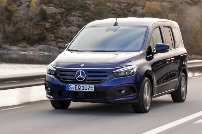 Praktikus villanyautó a Mercedestől 7