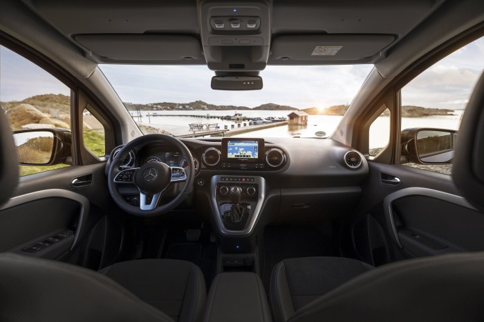 Praktikus villanyautó a Mercedestől 10