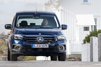 Praktikus villanyautó a Mercedestől