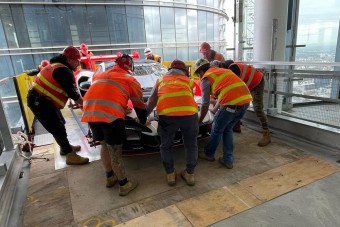 Nagy lábon él a mogul, aki versenyautót rakatott a nappalijába