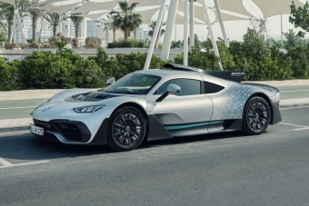 Autópályán égett porrá a modern 750 milliós csoda-Mercedes