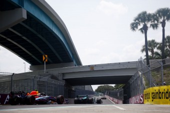 F1: Csúszós pályán, autótöréssel kezdődött a miami hétvége