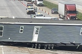 Mobilház zuhant az autópályára, egy autót is ki kellett húzni alóla