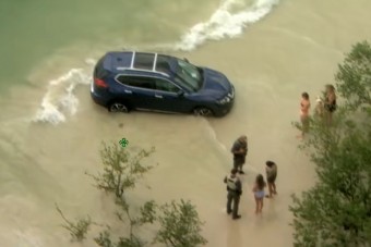 Tengerparton randalírozott az ittas sofőr, úszni már nem tudott az autójával