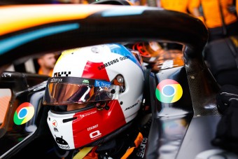 Strandlabdával a fején versenyez az F1-pilóta