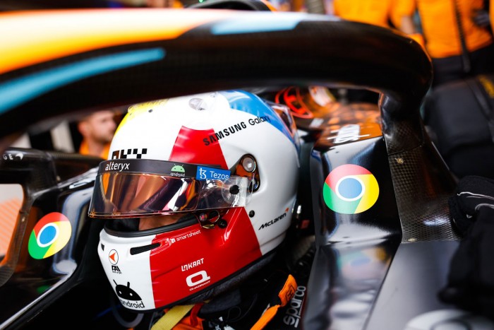 Strandlabdával a fején versenyez az F1-pilóta