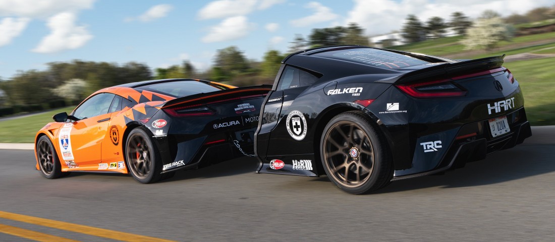 Félbevágott autóval teljesítik a versenyt