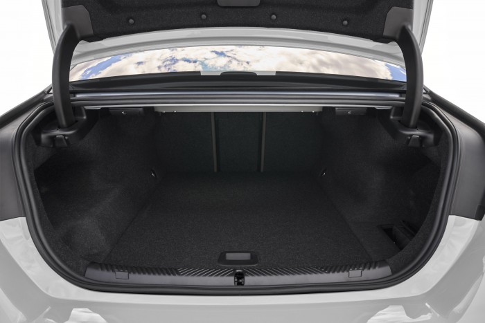 Sokaknak fog fájni, ahogy a legújabb BMW Európába jön 14