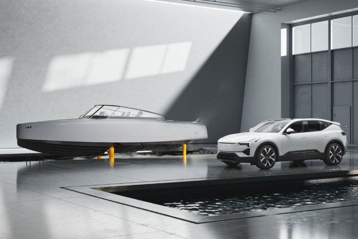 A vízen “repül” ez a 150 milliós hajó