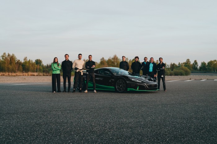 Közel két tucat rekordot döntött meg egy nap alatt az 1900 lóerős hiperautó 4 | Vezess Közel két tucat rekordot döntött meg egy nap alatt az 1900 lóerős hiperautó 4