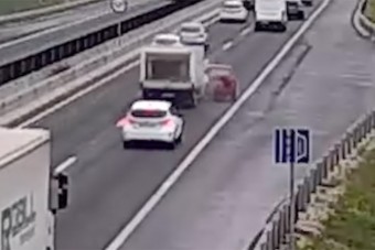 Úgy lehúzódott a gyorsabb elől az M2-esen, hogy baleset lett a vége