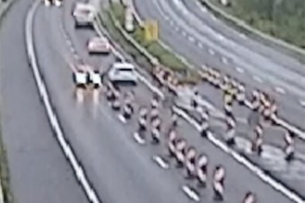 Felfoghatatlan jelenetek, ezt művelik egyesek a hazai közúti tereléseknél