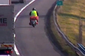 Feldobott egy zsák krumplit a robogóra, így hajtott fel az M1-esre