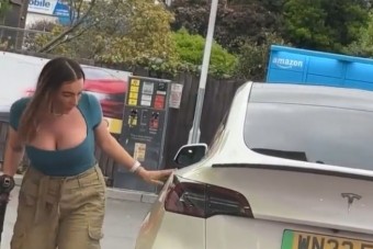 Megmagyarázta a nő, miért ment benzinkútra a Teslával