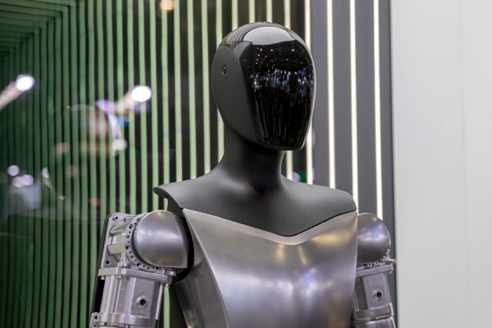 Csoszog, embert utánoz a Tesla robotja