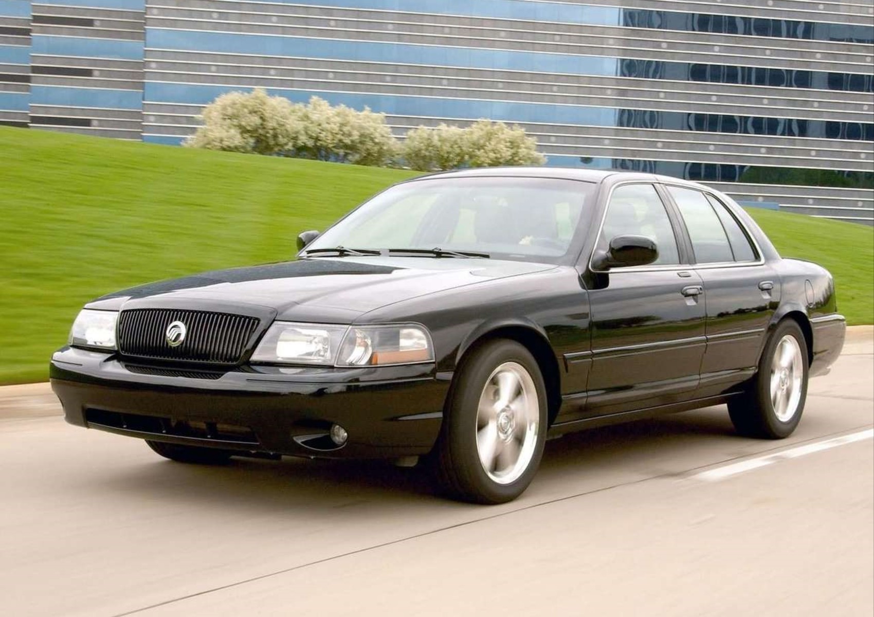 Sokaknak ismeretlen, pedig tipikus amerikai V8-as rendőrautó ez a típus is 1 | Vezess Sokaknak ismeretlen, pedig tipikus amerikai V8-as rendőrautó ez a típus is 1