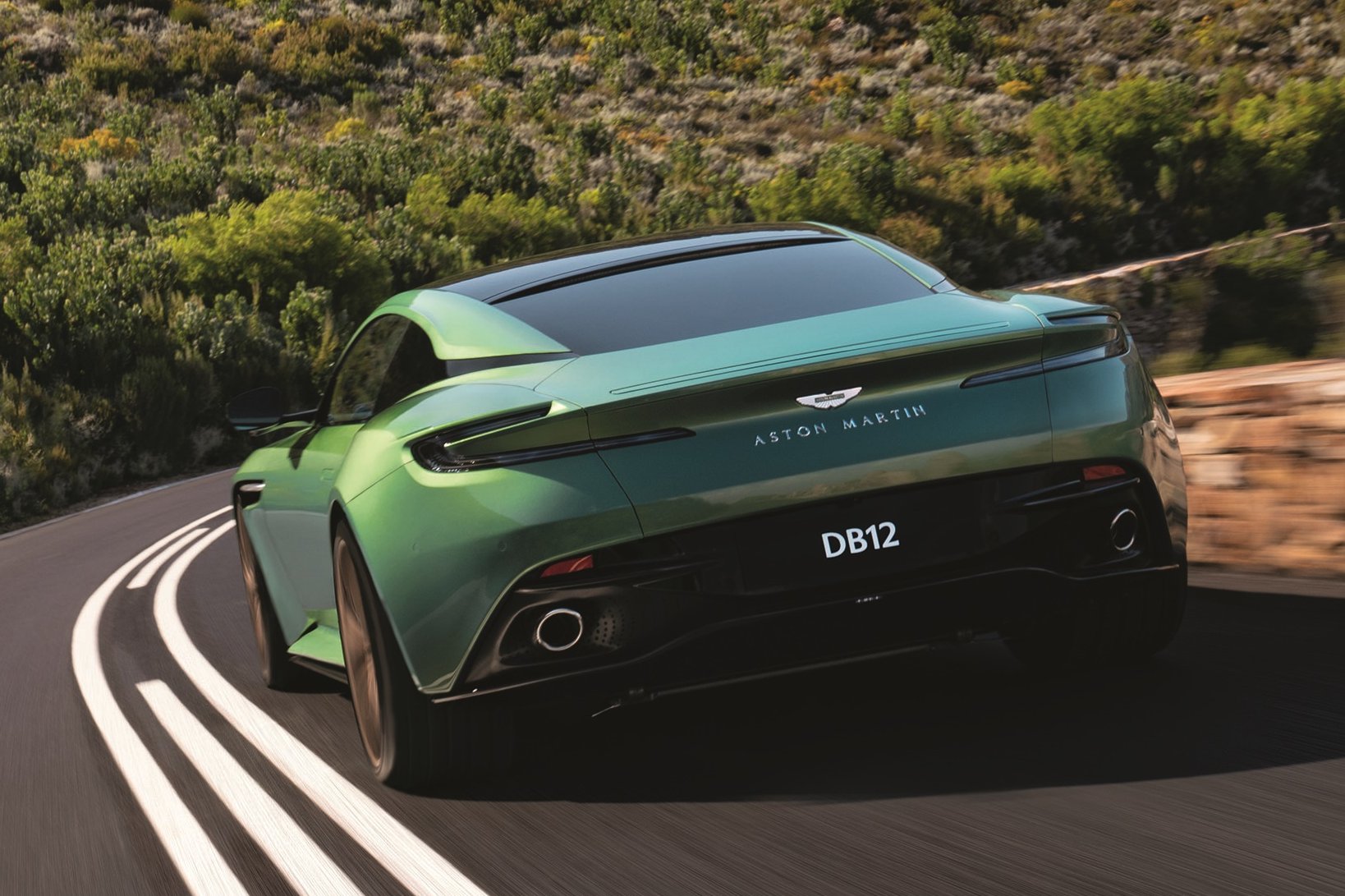 Benzinzabáló csoda maradt a legújabb Aston Martin 10