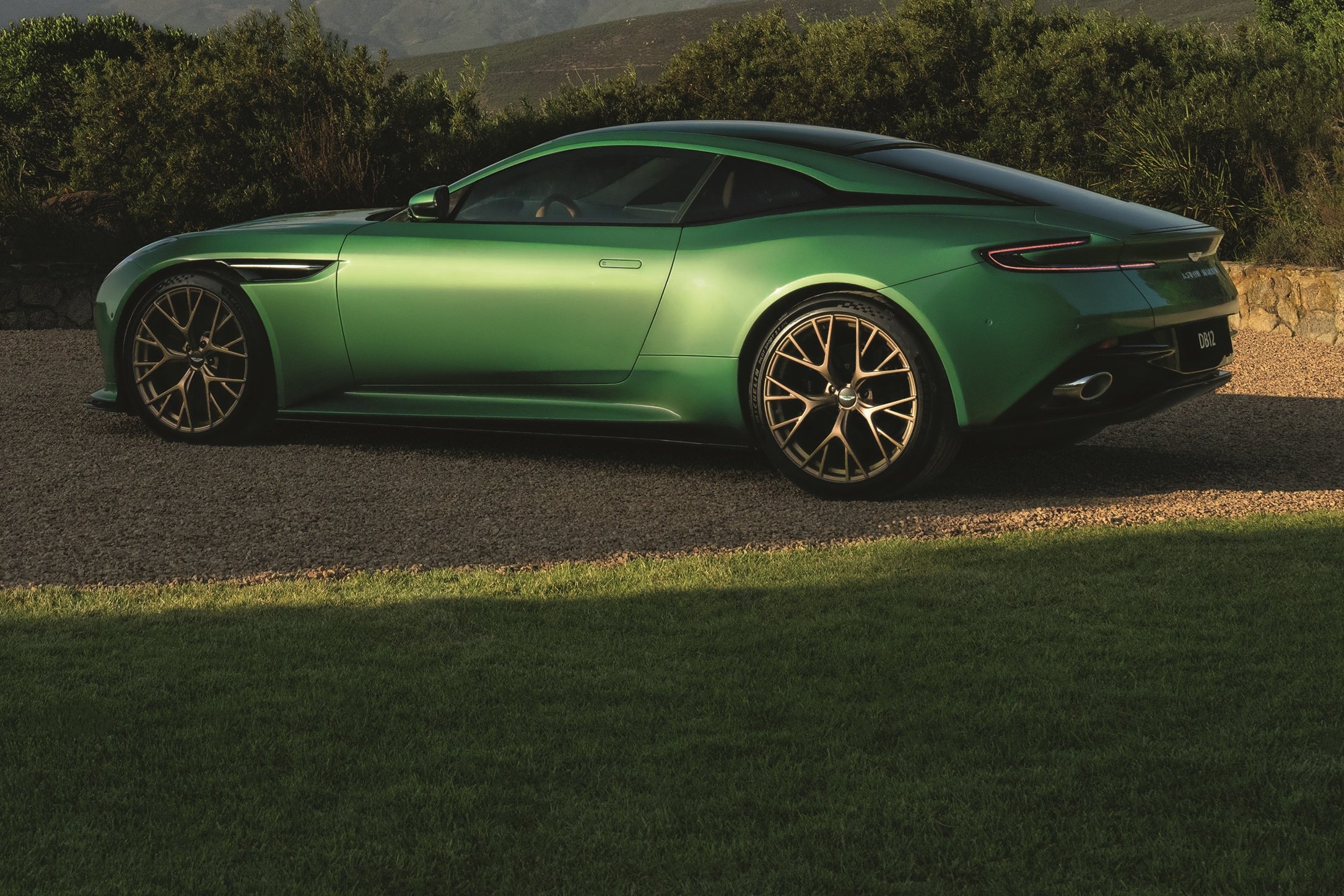 Benzinzabáló csoda maradt a legújabb Aston Martin 12