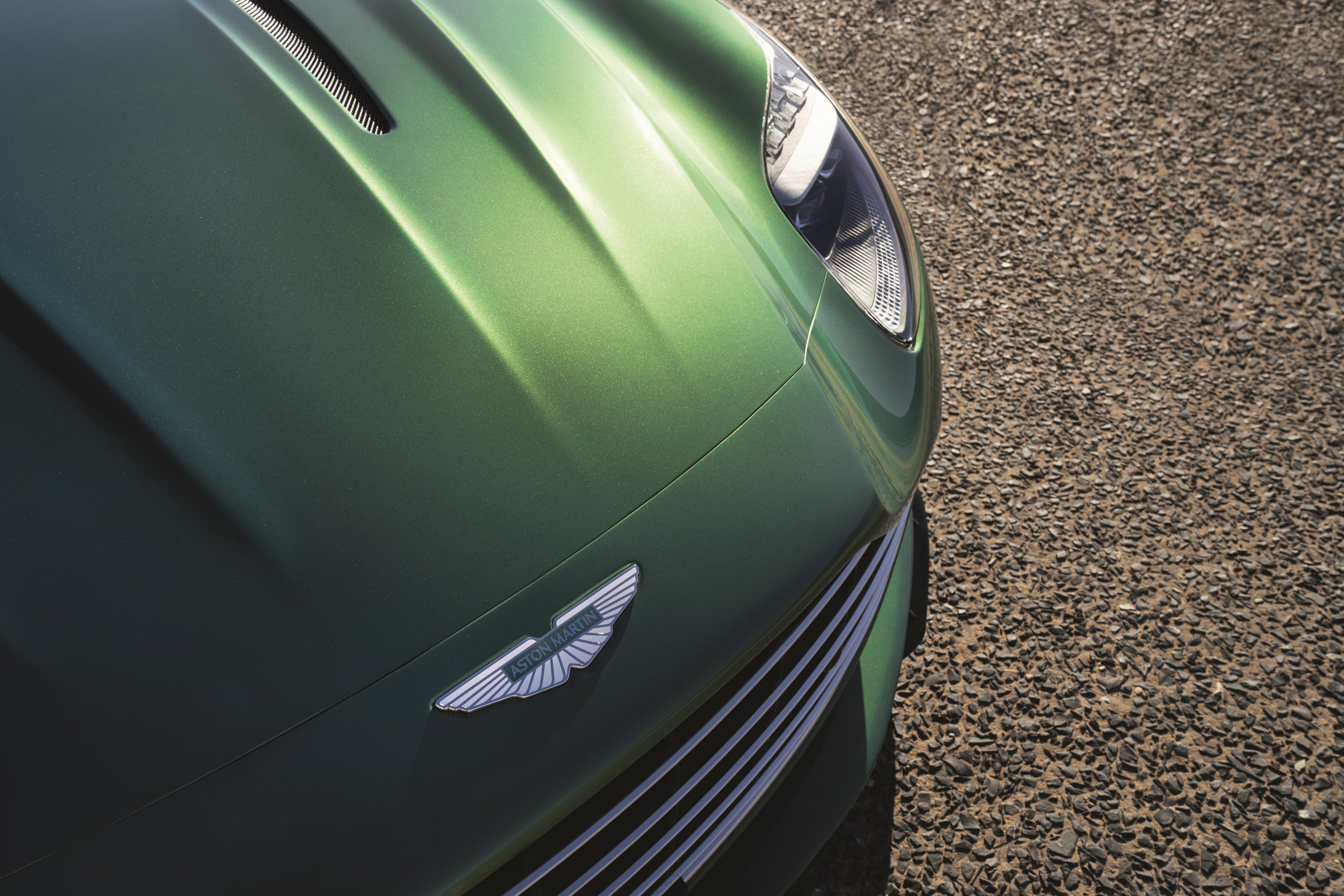 Benzinzabáló csoda maradt a legújabb Aston Martin 13