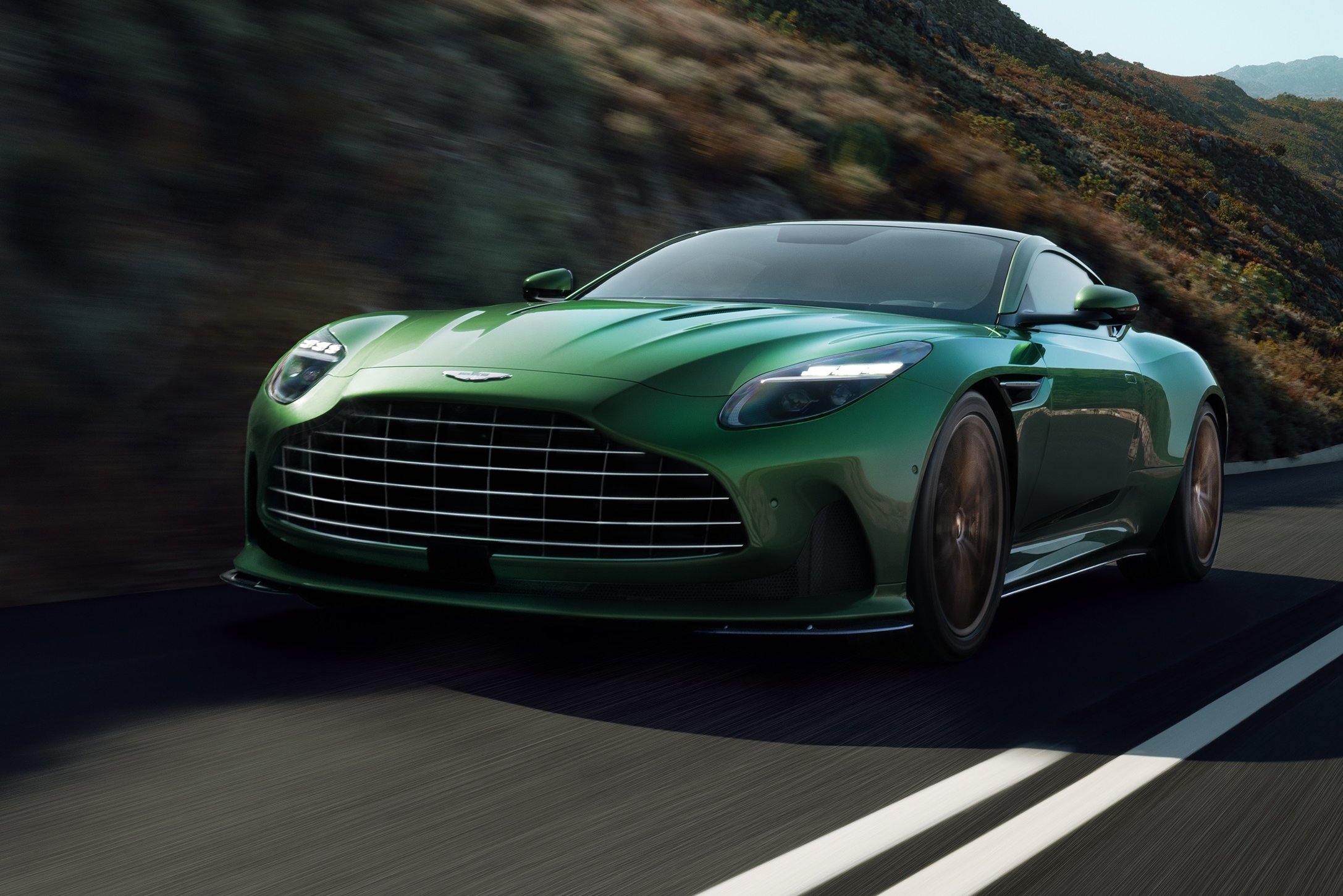 Benzinzabáló csoda maradt a legújabb Aston Martin 25