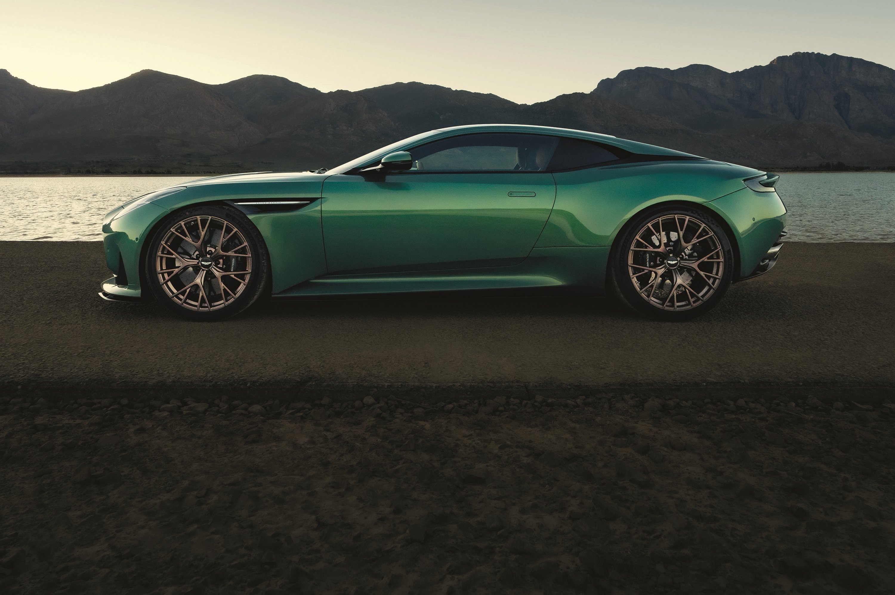 Benzinzabáló csoda maradt a legújabb Aston Martin 31