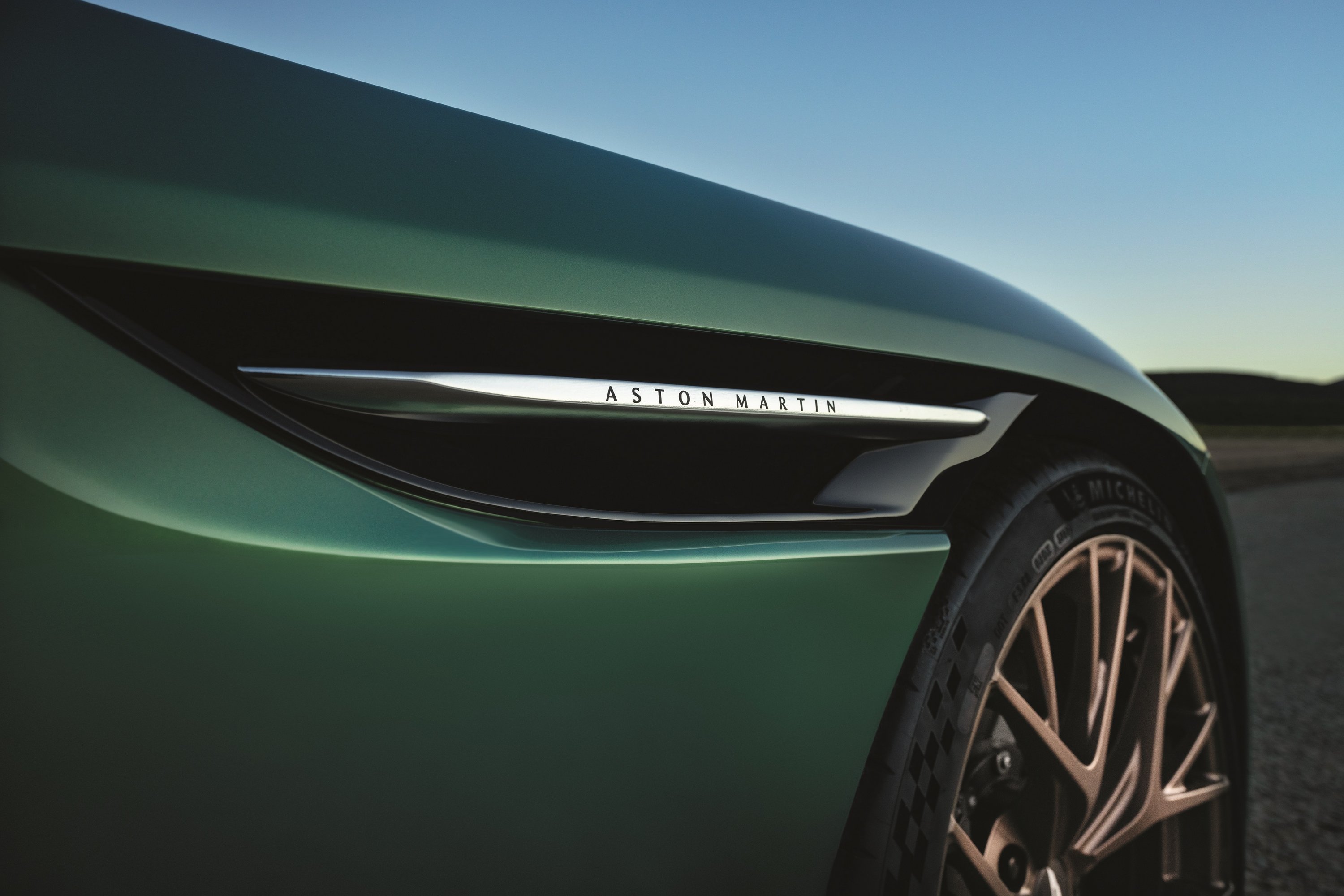 Benzinzabáló csoda maradt a legújabb Aston Martin 35