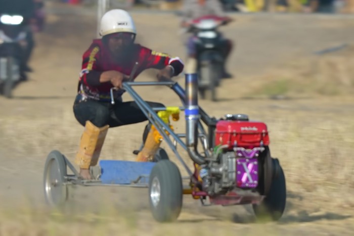 Pokoli játékszert építettek kerti csettegőkből