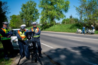 Ejnye-bejnyével is megúszható a gyorshajtás