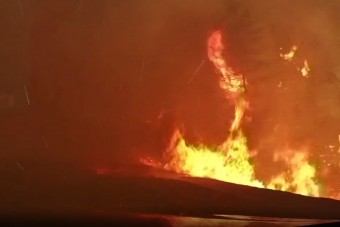 Az erdőtűz kellős közepén vágtak át az autósok, filmbe illő felvétel