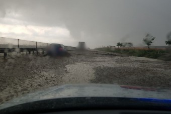 Hömpölygő sárfolyam borította el az M4-es autópályát