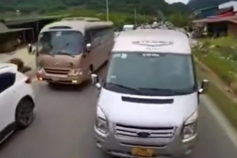 Könyörtelenül móresre tanította a tolakodó autósokat a furgonos