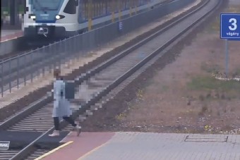 A világ összes szerencséje a lánynál volt az óbudai vasútállomáson