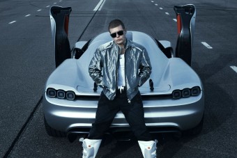 Fémből készült a dzseki a szuperautó mellé