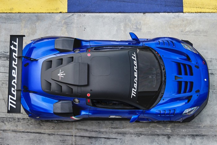 Luxuskupéból készült kőkemény versenyautó 8