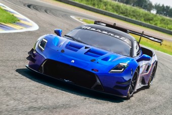 Luxuskupéból készült kőkemény versenyautó