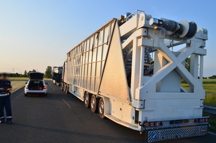 Megállítottak egy óriáskereket az M6-oson, nagy szöveggel próbálkozott a sofőr 1 | Vezess Megállítottak egy óriáskereket az M6-oson, nagy szöveggel próbálkozott a sofőr 1