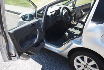 Ez nem photoshop: tényleg egy félbevágott autót árulnak