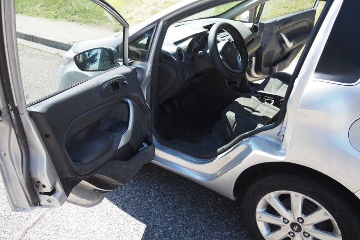 Ez nem photoshop: tényleg egy félbevágott autót árulnak