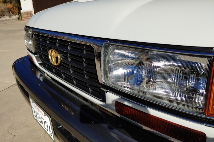 Egy vagyont fizettek ezért az öreg, fehér Toyotáért