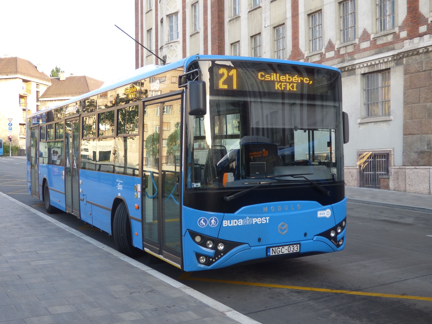 Te tudtad, miért ilyen színűek a budapesti buszok? 16