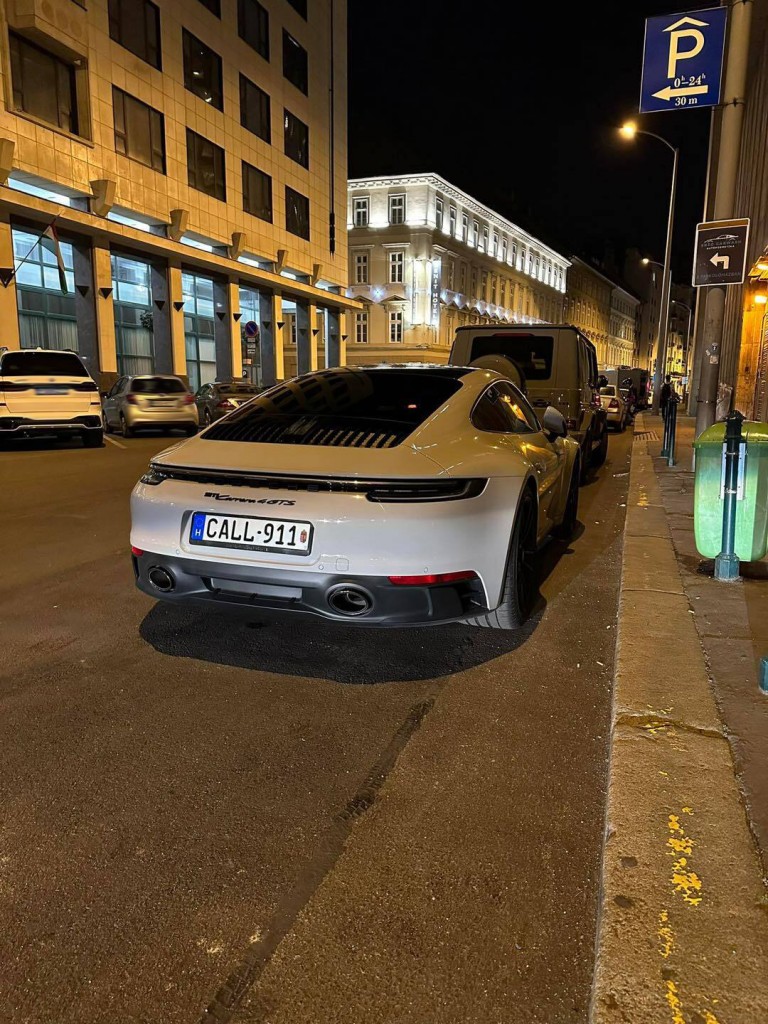 Egyedei rendszámos Porschét ekéznek a neten 1