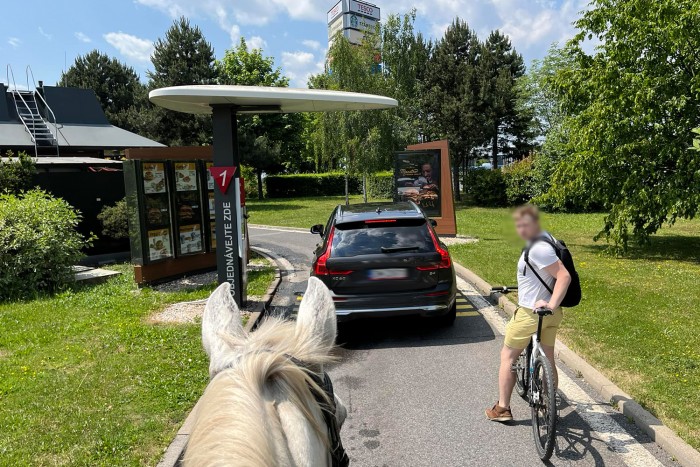 Igen szokatlan “járművel” hajtottak be egy McDrive-ba 1