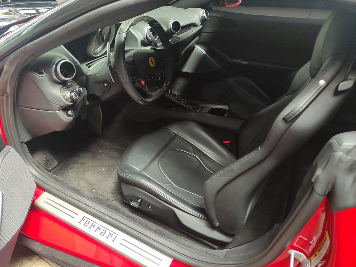 Fél áron árverez el egy 600 lóerős Ferrarit a NAV 2