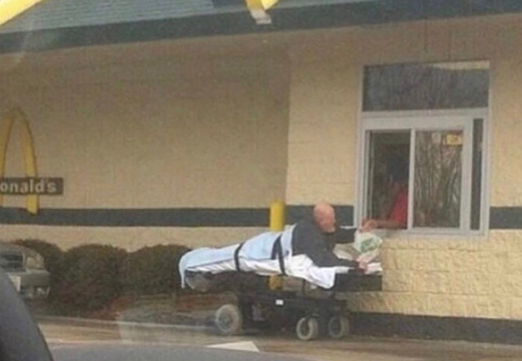 Igen szokatlan “járművel” hajtottak be egy McDrive-ba 3