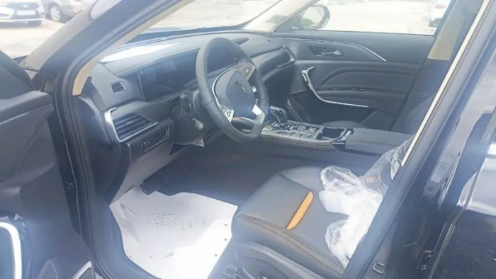 Confusion in strength: the interior of the latest Chinese-branded Lada 4 still remains