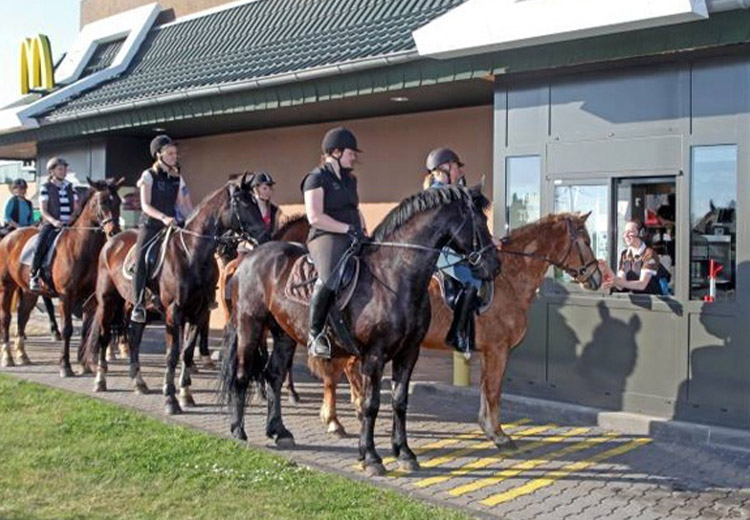 Igen szokatlan “járművel” hajtottak be egy McDrive-ba 2